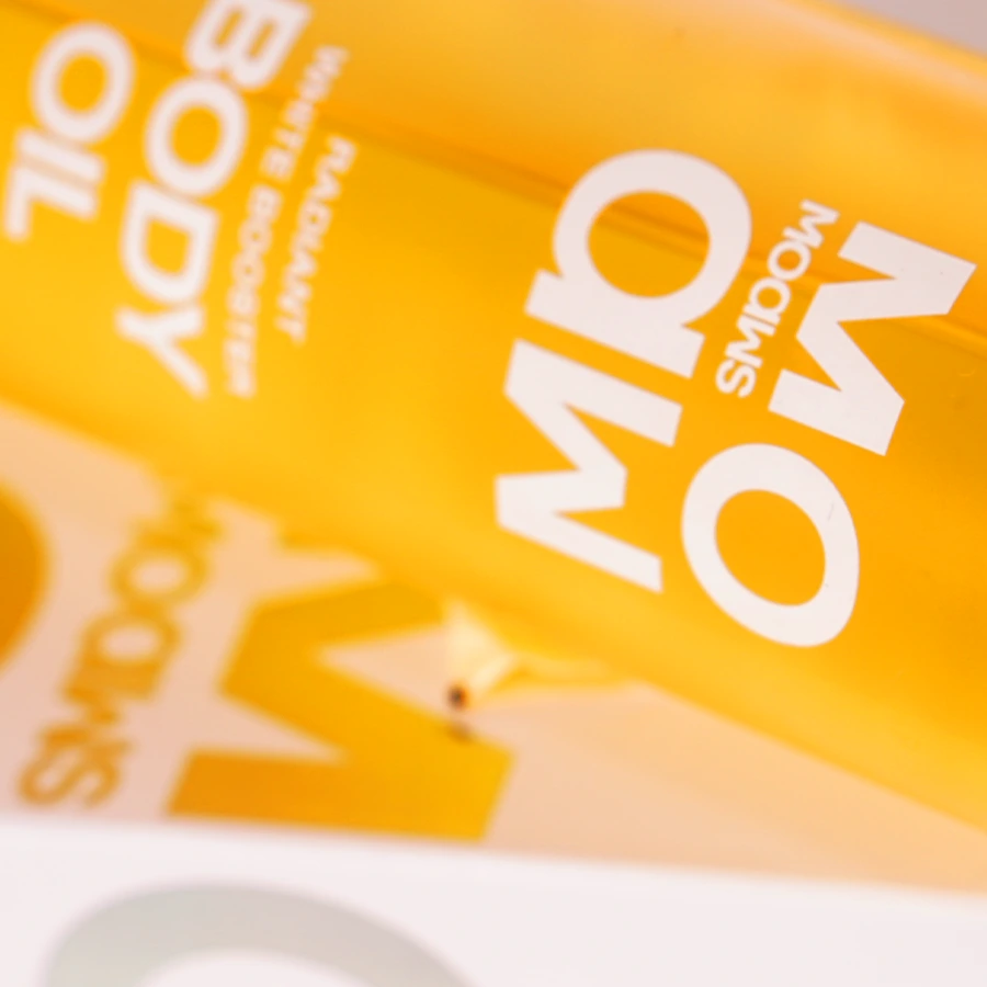 Cận cảnh logo MOAW MOAWS trên chai Body Oil